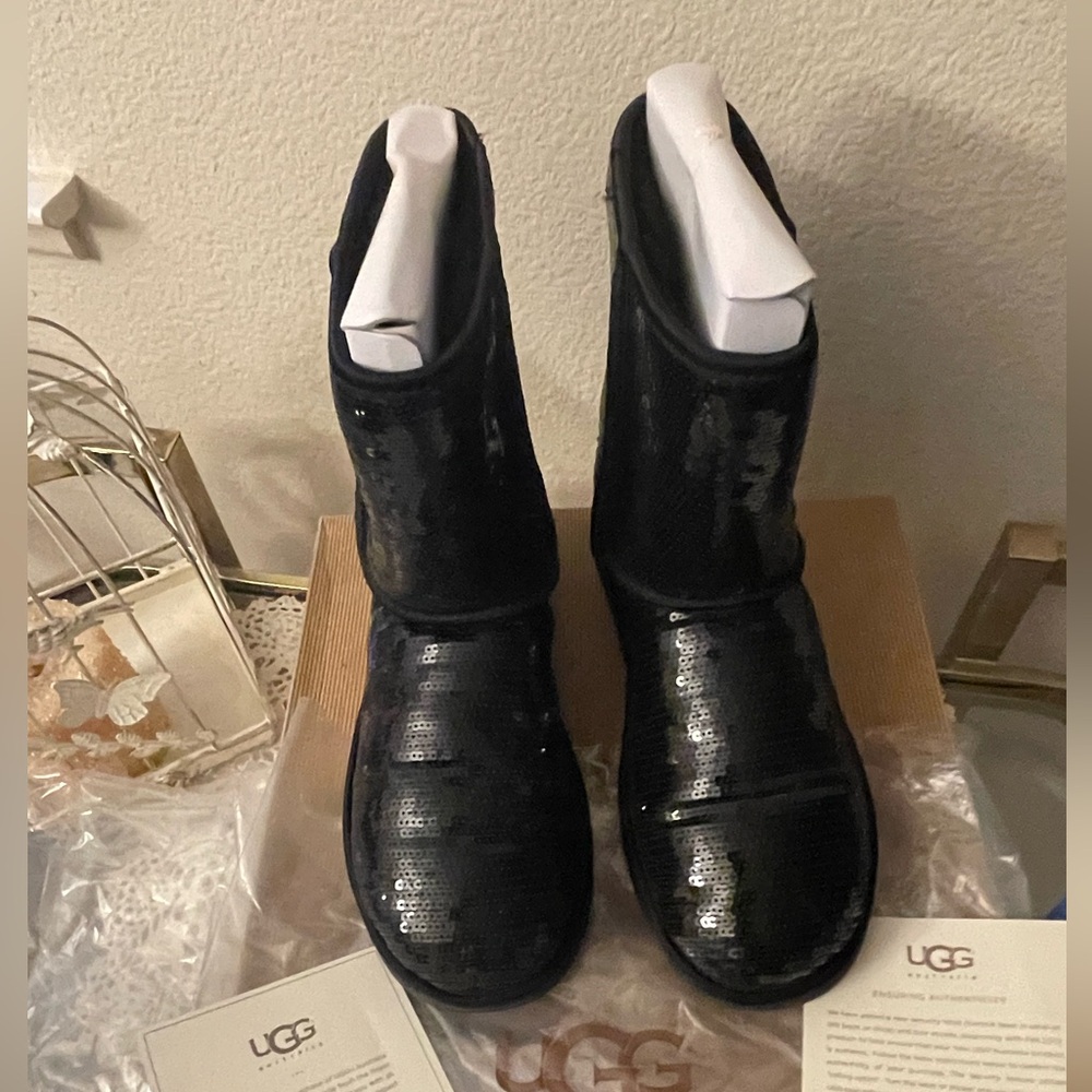Woman’s Black short Ugg Sequin Boots in EUC size 8/ eu 39